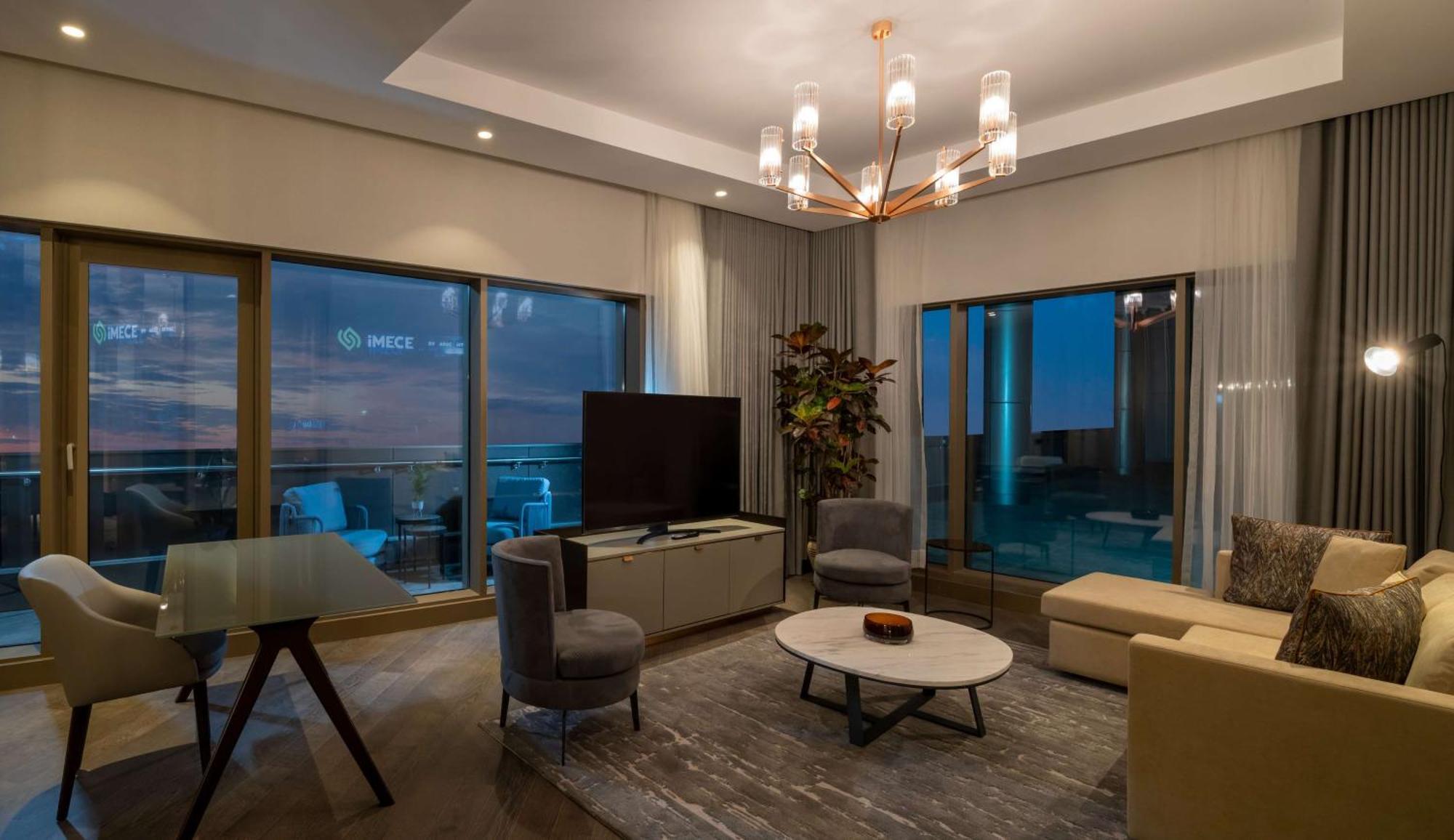 Hilton Mall Of Istanbul Istambul Exterior foto A living room in a suite at the Ritz-Carlton, DIFC