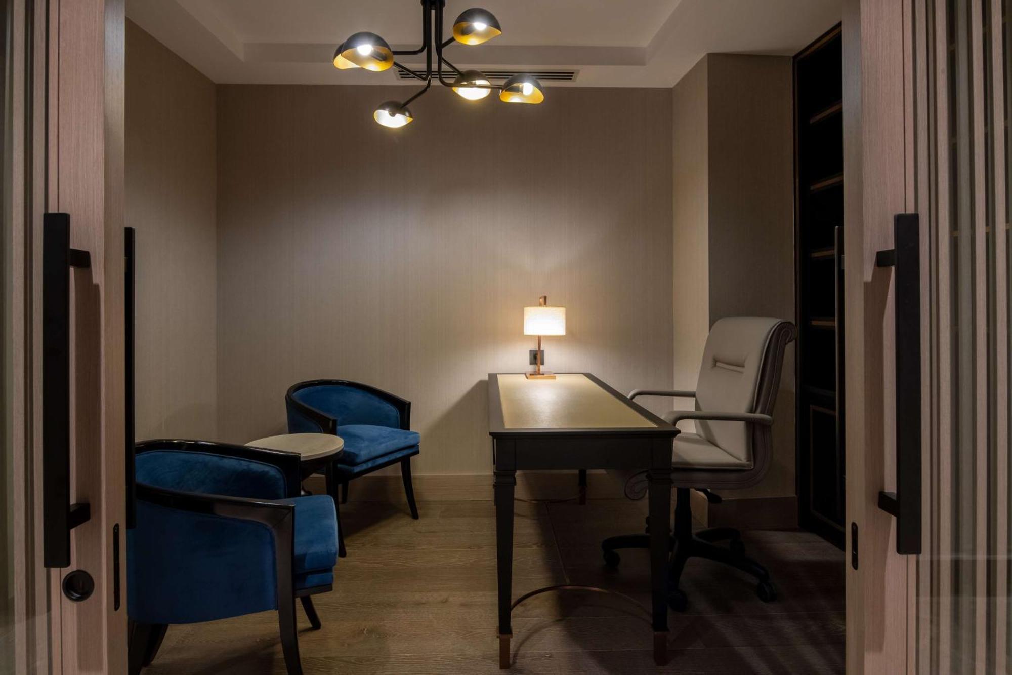 Hilton Mall Of Istanbul Istambul Exterior foto The interior of the office of the President of the University of Novi Sad
