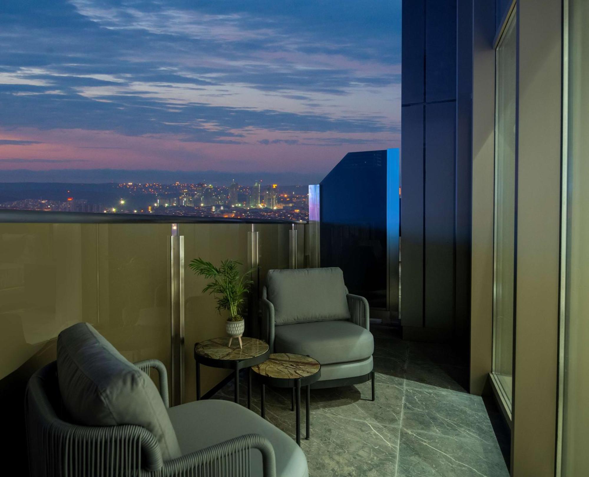 Hilton Mall Of Istanbul Istambul Exterior foto View from the balcony of a Sky Suite